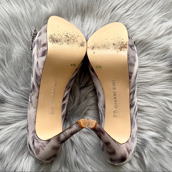 Gianni Bini Cloth Round Toe Platform Heels - Picture 10 of 12